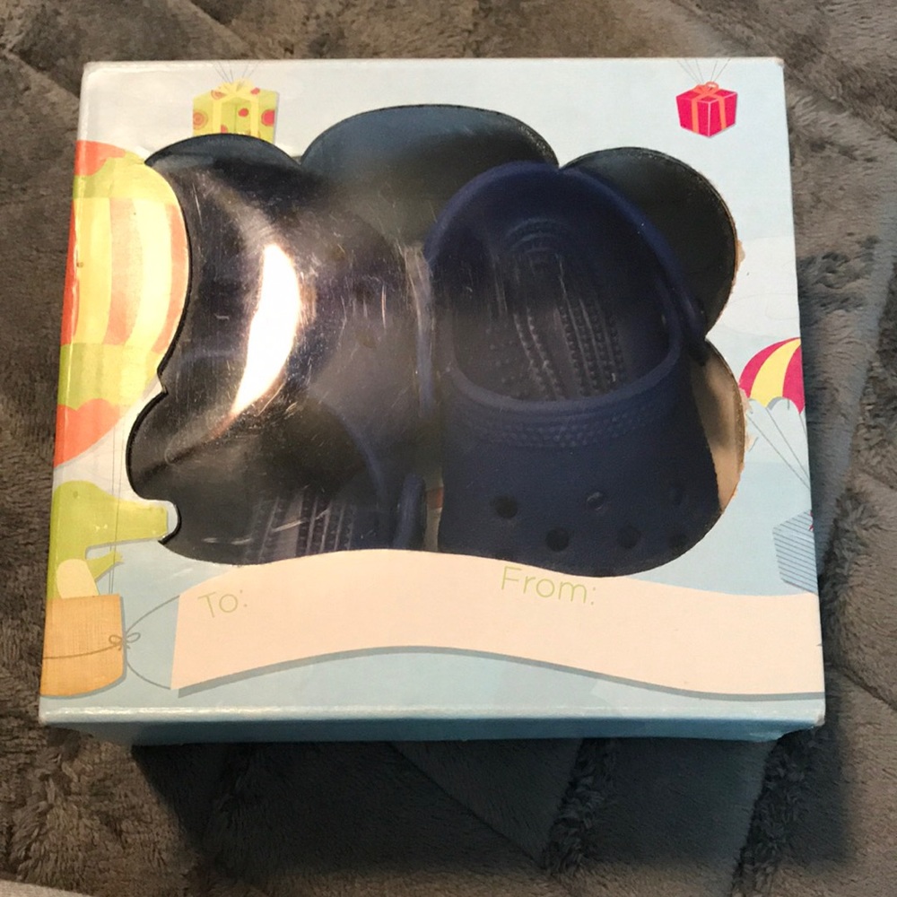 Size 2/3 (baby) crocs Comes with box